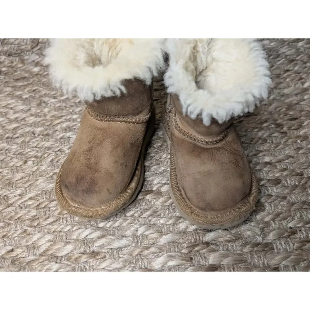 UGG Toddler Girl Boots T Mini Bailey Bow II Size 6 Tan Boots Casual Comfort